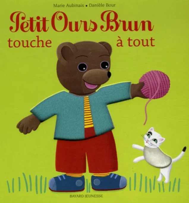 Petit ours brun touche à tout